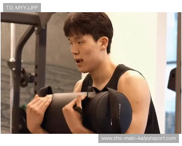 球星在高海拔训练营进行耐力冲刺，心肺数据被教练称赞